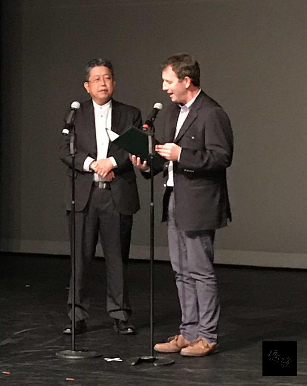 凱瑞姊妹市協會副主席林奇(Micheal Lynch)向亞特蘭大經文辦事處處長劉經巖頒發宣言書，訂當天為台灣傳統日。