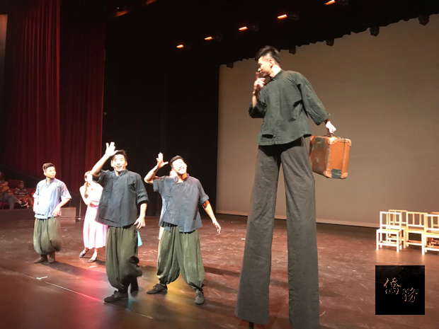 踩高蹺表現民間技藝的趣味