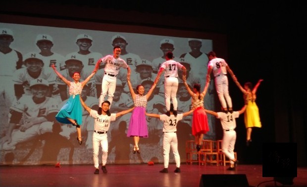 表演結合武術、舞蹈、大環、扯鈴、疊羅漢等特技，讓觀眾從歌舞中，回顧並了解台灣發展故事