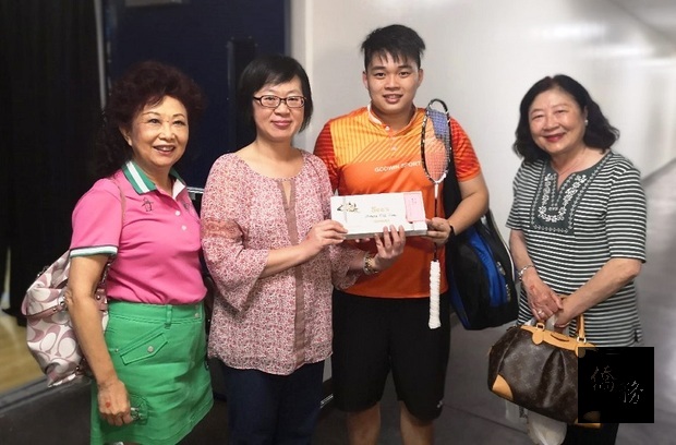 2018美國羽球公開賽12在加州橙縣富樂頓州大體育館開打,楊海華(左二)、林翠雲(左一)、黃河芬(右一)到場為臺灣羽球選手廖啟宏(右二)加油。