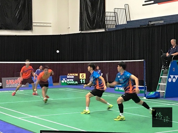 臺灣羽球選手甘超宇(左後 )和廖啟宏(左前 )13日對陣南韓雙打選手。