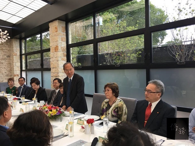 吳新興(右三)於6月23日僑務座談中說明壯大臺灣無畏挑戰政策,獲在場所有僑務榮譽職人員一致表示支持。