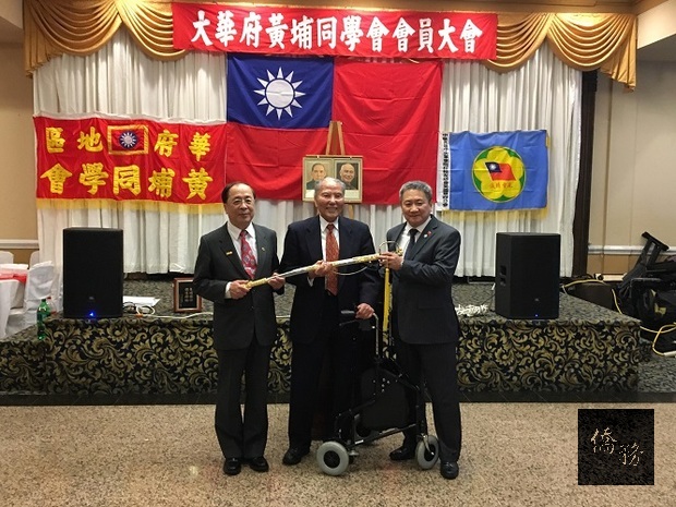 在陳鴻銓監交下，由李大千把代表華府黃埔同學會的指揮刀交與鄭文彬。