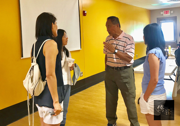 張心如(右二)回答參加者有關旅行的問題。(書友會提供)