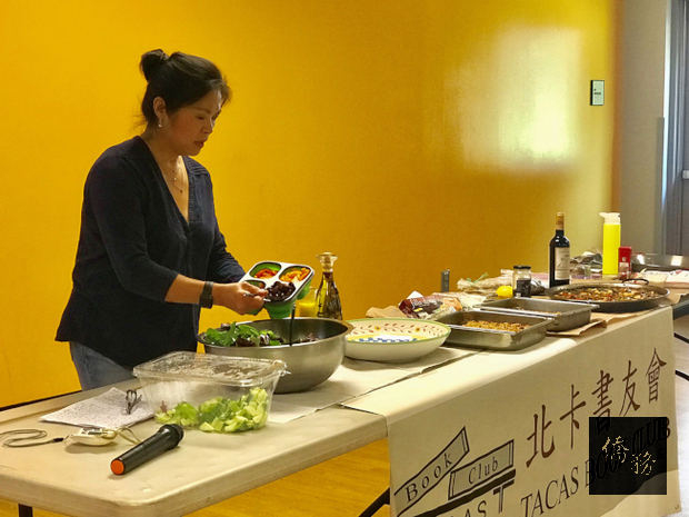 講員趙靜芝示範希臘沙拉作法,講解地中海飲食特色。(書友會提供)