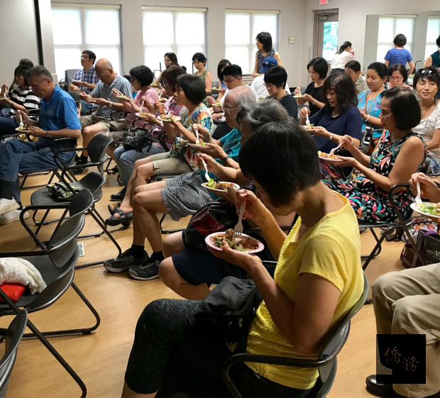 參加者品嘗趙靜芝和張心如烹調的西班牙海鮮飯、埃及巴拉瓦酥、希臘沙拉。(書友會提供)