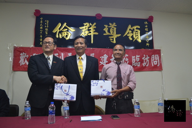 高建智 (帶花環)訪休士頓僑團負責人及僑胞前往機場歡迎(前排從左自右)楊容清、劉志忠、陳偉玲、世新校友會代表陳元華夫婦、世華工商婦女企管協會美南分會會長羅秀娟、促進委員王妍霞、雙十國慶籌備會主任委員嚴杰、中華公所共同主席黃以法、馮啟豐、僑務委員張世勳、高建智、僑務委員甘幼蘋、松年學院院長許勝弘偕松年學院學員、莊主任雅淑 (右一)後排：陳處長家彥 (許勝弘院長後方)。