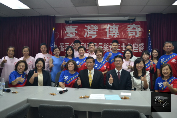 高建智與臺灣傳奇會員及理事合影，前排左起：金創會會長俊家、楊容清、甘幼蘋、高建智、陳家彥、莊雅淑、劉美玲。