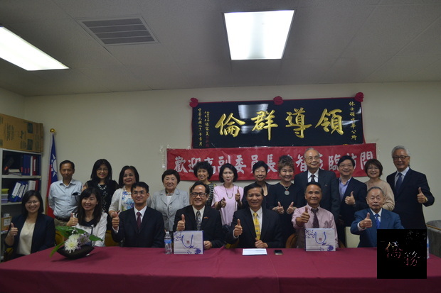 高建智與中華公所所屬僑團負責人合影，前排楊容清、莊雅淑、陳家彥、高建智、中華公所主席馮啟豐、中華公所主席黃以法、中華公所主席聯誼會會長林國煌。後排：美南建會前會長黃壽萱、馮啟豐夫人、香港會館理事長陳苑儀、華人福利會會長王秀姿、龍岡親義公所代表、林西河堂會長羅秀娟、安良工商會會長江麗君、世界廣東同鄉會休士頓分會代表王妍霞、華僑協會會長黃泰生、休士頓客家會代表劉志忠、休士頓中華公所秘書長陸忠夫婦。