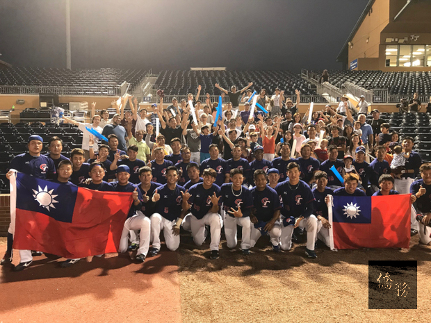 中華隊賽後和僑胞合影。