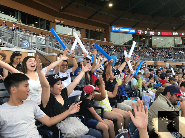 僑胞熱情為中華隊加油。