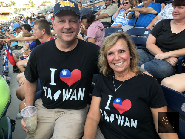 曾在台灣工作的年的馬克和凱倫,為了該場比賽,特地網購「我愛台灣」T恤。
