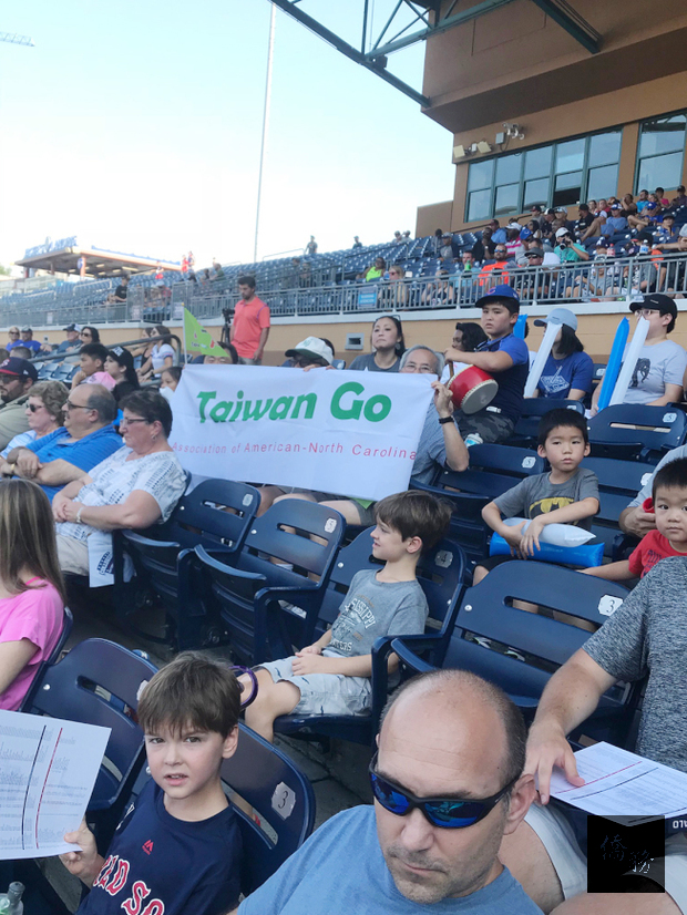 有的僑胞向台灣同鄉會借來「台灣加油」