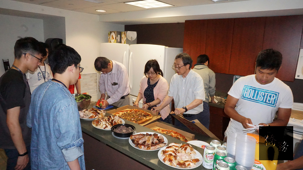 華府輔大校友會的學長姐們準備了豐盛食物﹐招待遠道而來的小學弟﹑小學妹。
