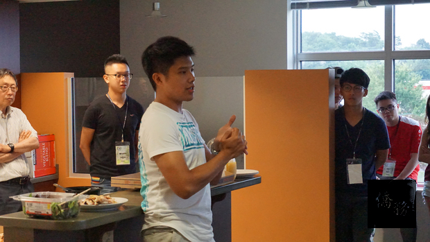 華府輔大校友會會長謝立澤(中)首先做簡短介紹。