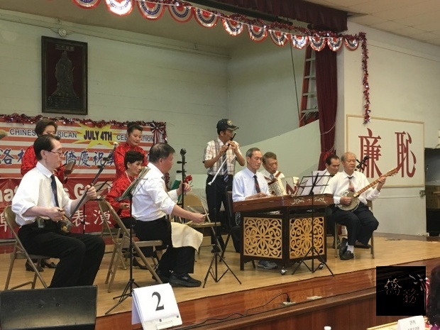 朋友民族器樂隊夕陽紅舞蹈隊合奏「春江花月夜」。