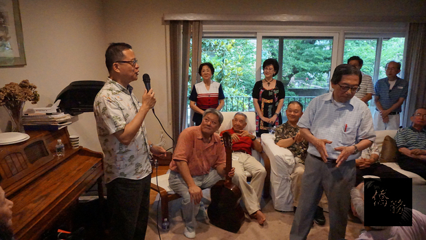 駐美代表處領務組長周道元(左)出席會計師王能祥家的鄉親活動﹐與大家共慶佳節。