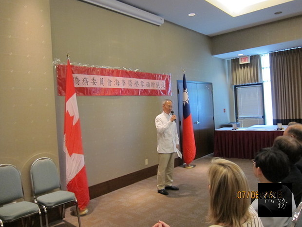 吳新興致詞時表示,海華榮譽章只有在僑界極大貢獻者方可獲此殊榮