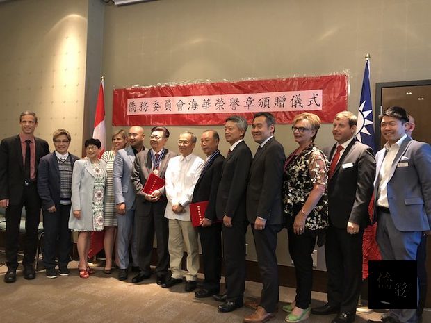 吳新興(左七)感謝許平宗(左六)與柯江忠(左八)長久支持僑務工作以及對加西地區僑社的卓越貢獻。