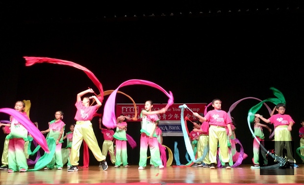 達福地區華裔青少年夏令營學員向家長們展示研習傳統體育、舞蹈、扯鈴和歌唱等成果。