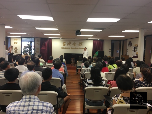 吳新興向蕭泰然紀念音樂會百人合唱團致意。