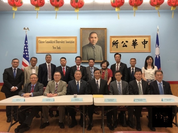 僑委會副委員長高建智(前排左四)5日拜訪中華公所。（世界日報提供）