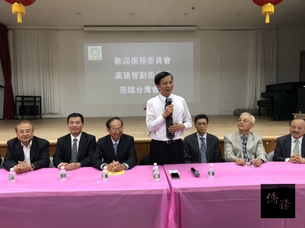 高建智(左四)在台灣會館與僑胞交流，介紹僑胞卡。（世界日報提供）