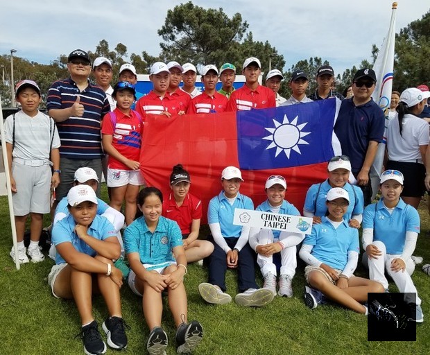 「2018 IMG世界青少年高爾球錦標賽」舉行開幕式，台灣共有八名選手參賽，受到聖地牙哥華僑熱烈歡迎，持中華民國國旗合影。（世界日報提供）