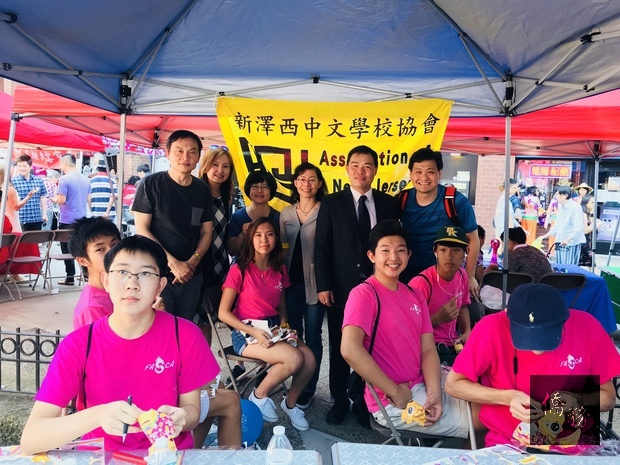海外文化青年志工FASCA也一同共襄盛舉，向遊客介紹臺灣文化。