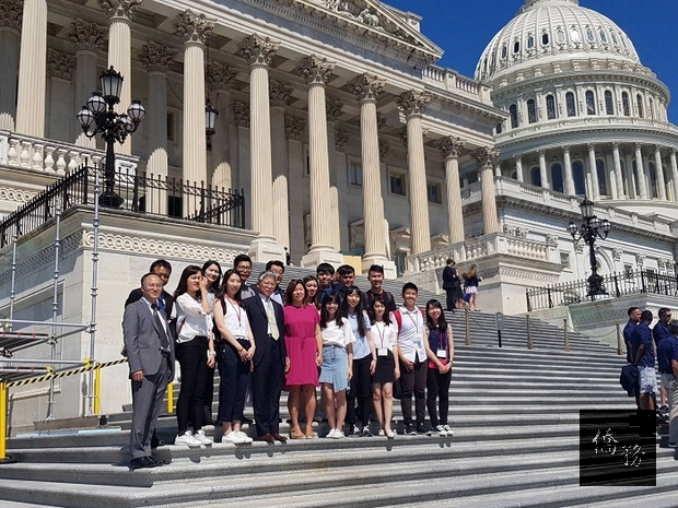 學員參訪國會山莊與眾議員孟昭文(左五）會面。