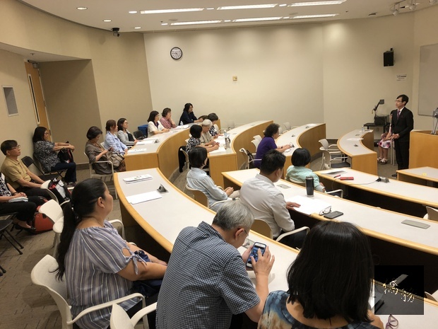 28日下午舉行行政人員座談,翁桂堂和近40位中文學校校長及代表,交換僑校經營意見。