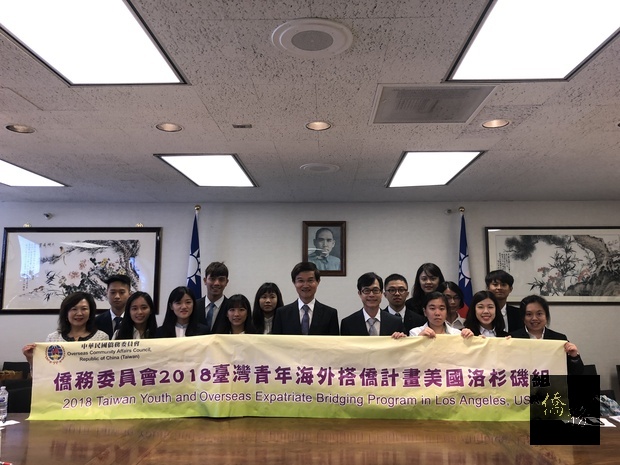 搭僑青年7月31日拜會駐洛杉磯辦事處,朱文祥期勉學員心胸開闊,培養獨立判斷能力。(世界日報提供)