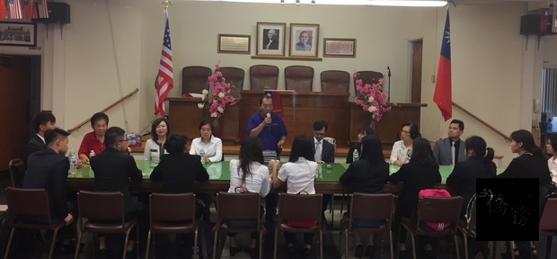 搭僑青年拜會羅省中華會館,主席梁永泰介紹會館創建發展。(世界日報提供)