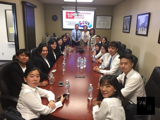 搭僑青年參訪華埠服務中心,董事長朱碧雲及執行長伍敬群熱情接待。(世界日報提供)