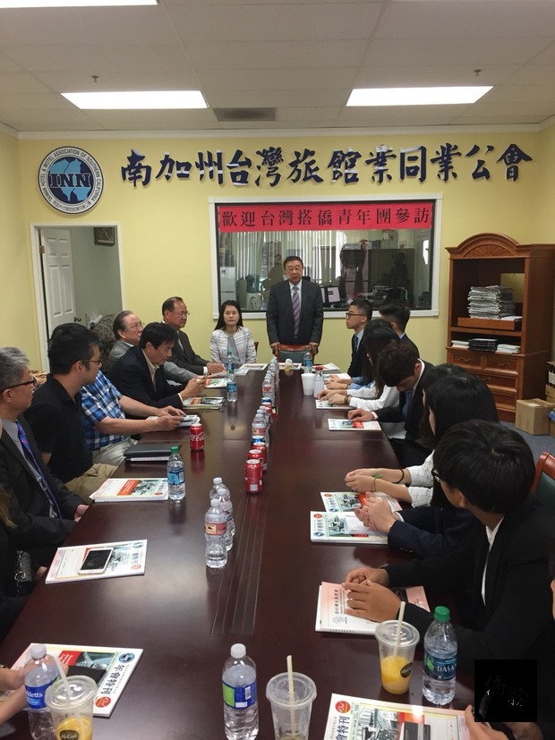 南加州台灣旅館業同業公會會長李德揚及台商旅館業者與學員暢談經營行銷趨勢。(世界日報提供)