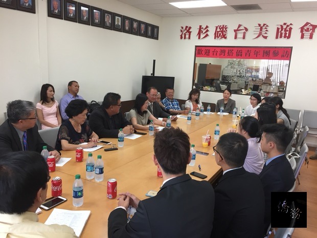 洛杉磯台美商會會長何巧玲及成功台商與搭僑青年面對面交流。(世界日報提供)