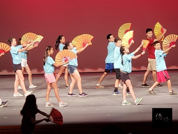 紐英崙青少年中文夏令營學員表演功夫扇舞。（世界日報提供）