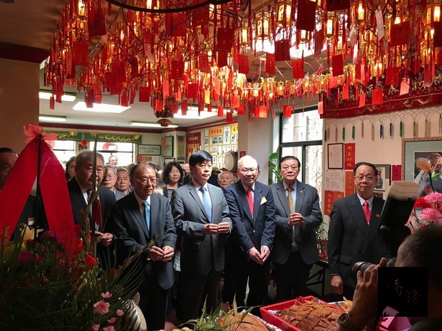 馬鐘麟(前排右四)與關鍵中(前排右三)等率眾捻香致意。