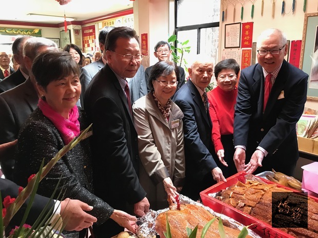 關氏子弟獻金豬致意。