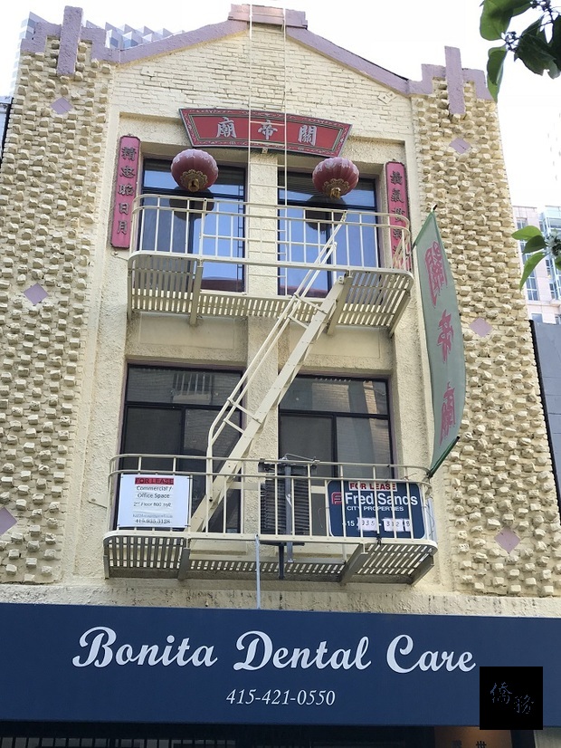 關帝廟位於本棟樓房3樓，香火鼎盛。