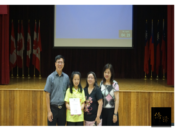 李叔玲(右一)與臺語教師研習會講座何信翰(左一)、最年輕學員黃天恩 (左二)由母親陪同獲頒結業證書。