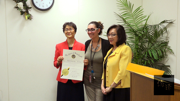 白越珠(左)與另一位現任馬里蘭州婦女委員會委員沈郭逸媛(右)﹐以及主持宣誓儀式的法院人員(中)合影。