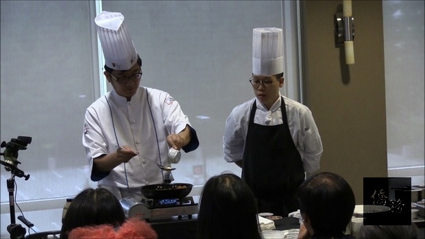 僑務委員會選派的黃寶元(站立左)與梁語宸(站立右)兩位廚師現場示範三道台灣佳餚，與師生及僑胞們交流。