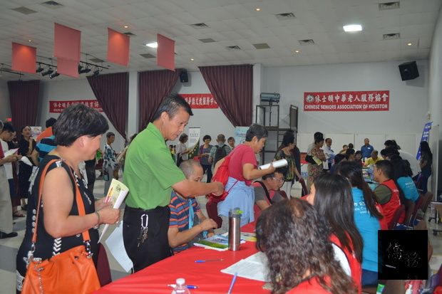 僑胞在檢驗臺前排隊做血壓、血糖等測試。