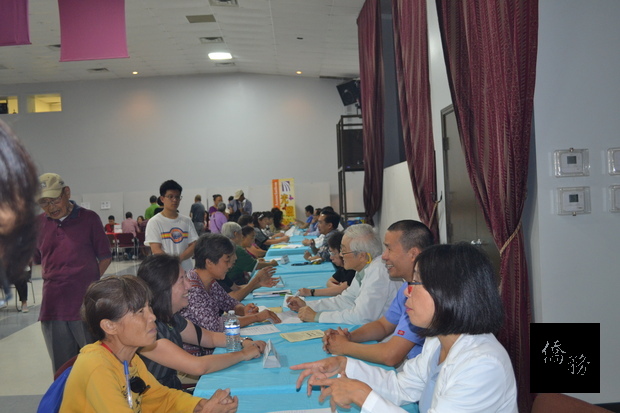 僑胞向醫師諮詢。