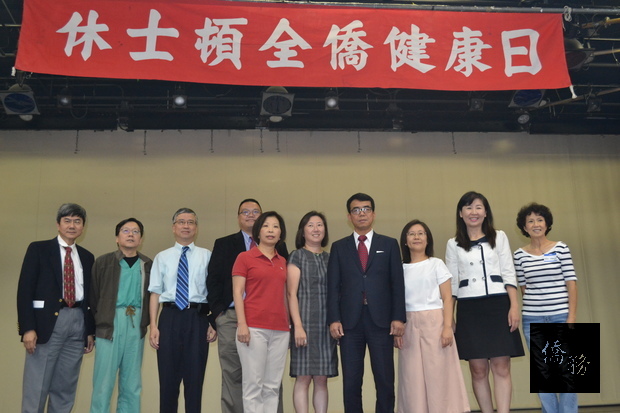 (左一)施惠德、(右一)中華老人服務協會趙婉兒會長(右二)莊雅淑、(右四)林映佐。