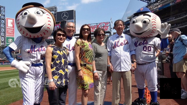 美國職棒大聯盟紐約大都會台灣日登場，（右起）大都會吉祥物Mr. Met、前中研院長李遠哲夫婦、駐美代表高碩泰夫婦、駐紐約辦事處長徐儷文、Mrs. Met合影。（中央社提供）