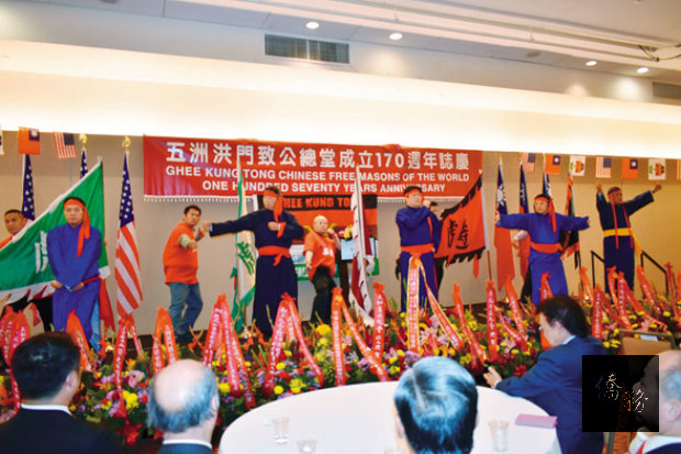 洪門「五房」展示各自的代表性標誌動作。/世界日報提供