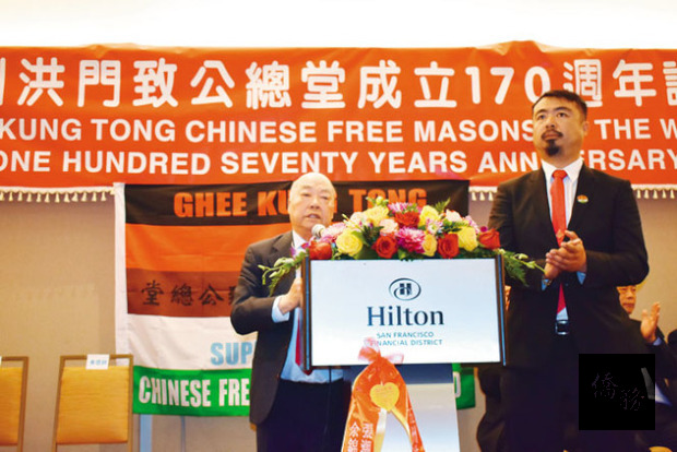 五洲洪門致公總堂會長黃煜錚(左)介紹新任共同會長梁國緯(右)。/世界日報提供