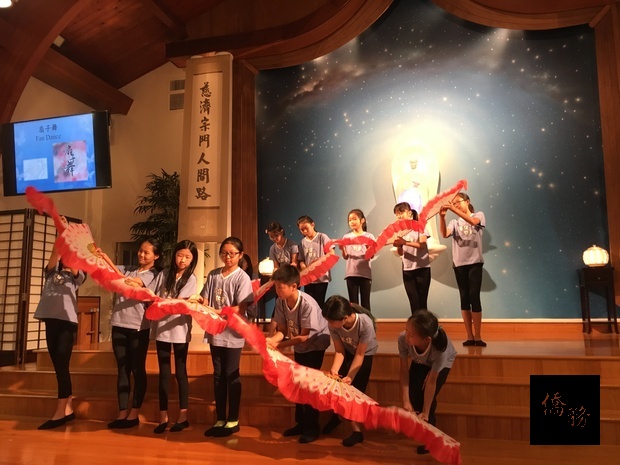 紐約長島慈濟人文學校夏令營學童表演扇子舞。
